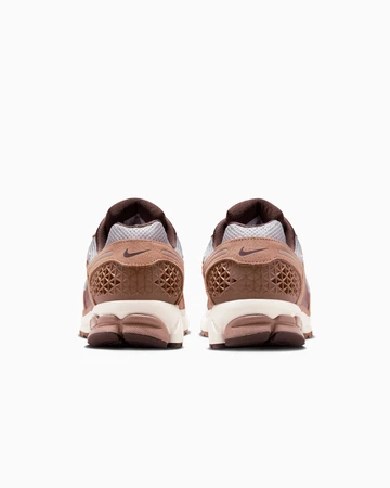 Der Nike Zoom Vomero 5 Dusted Clay von hinten