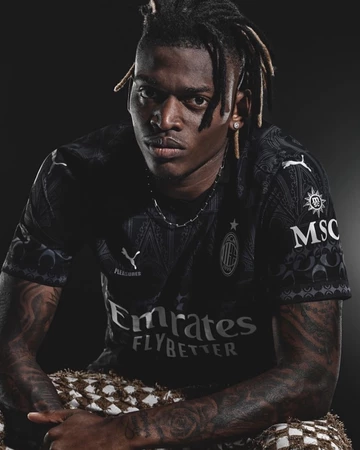 Werbefoto vom schwarzen PLEASURES Puma AC Milan Authentic Trikot