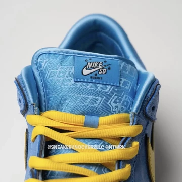 The Powerpuff Girls Nike SB Dunk Low Bubbles zunge