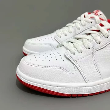 Jordan 1 Low OG University Red Seite vorne
