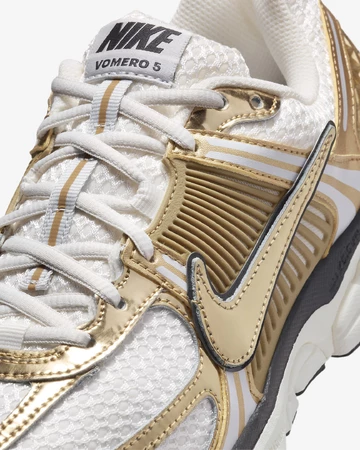 Details des Nike Zoom Vomero 5 Gold