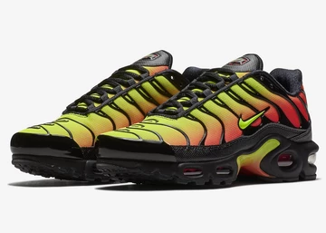 Nike Air Max Plus Volt Solar Red von der Seite
