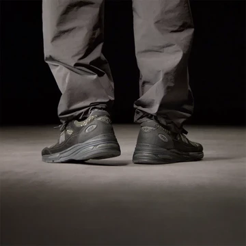 Stone Island New Balance 991v2 Dark Grey On Feet von Hinten