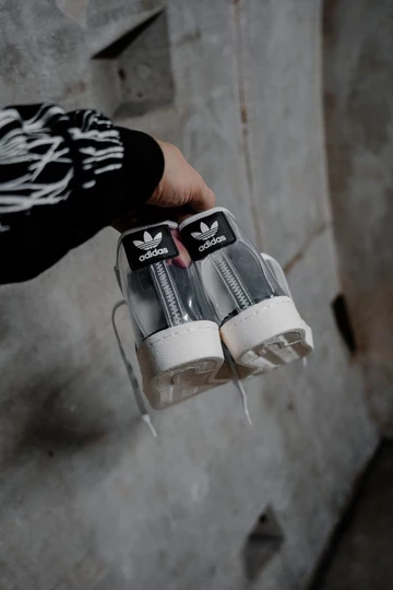 adidas Blondey Pro Model ADV Christopher hält den Schuh in der Hand von hinten