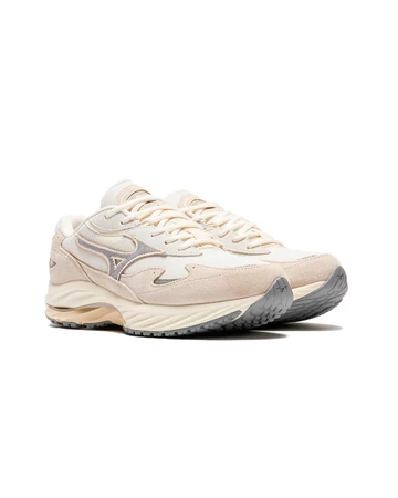 Der Mizuno Wave Rider Beta White Sand von schräg außen