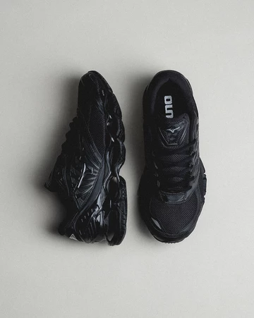 Fotoshooting von Asphaltgold mit dem Mizuno Wave Prophecy LS Black