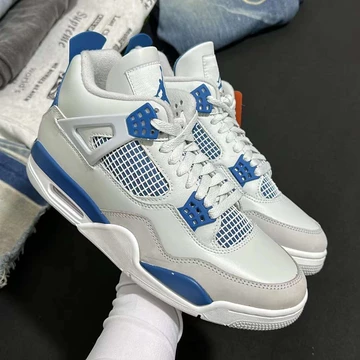 Jeman hält den Jordan 4 Military Blue in der Hand