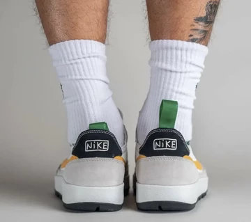 Tom Sachs NikeCraft GPS White Green Gold On Feet von Hinten