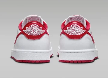 Jordan 1 Low OG University Red von hinten