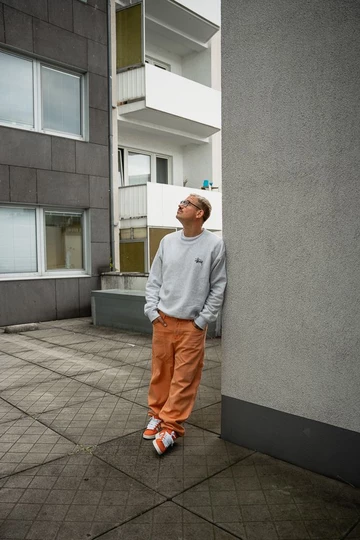 Campus 00s amber Tint - Fit Pic an der Wand (2)