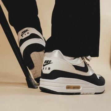 Air Max 1 Black White