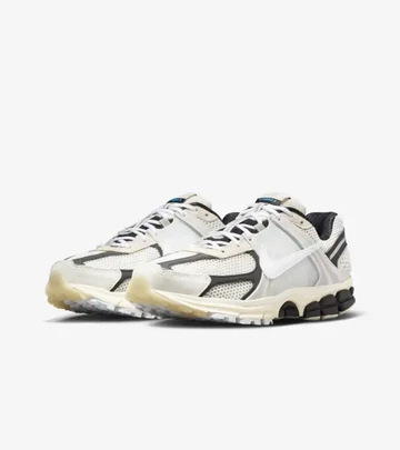 Nike Zoom Vomero 5 Light Bone Black schräg frontal