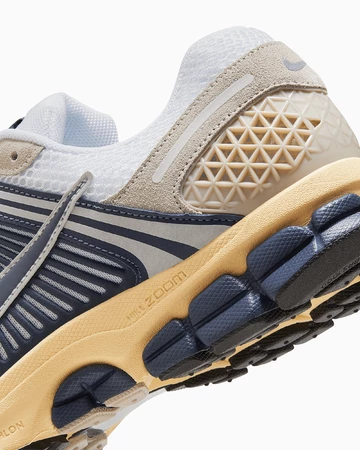 Die Ferse des Nike Zoom Vomero 5 Since 72