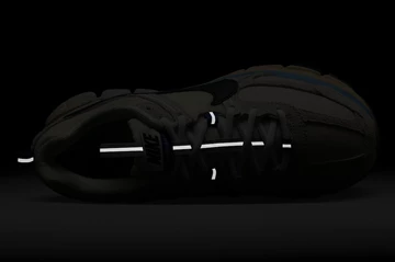 der Nike Zoom Vomero 5 Design By Japan im Dunklen