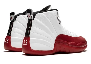 Jordan 12 Cherry von hinten