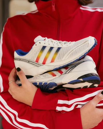 adidas Adizero Adios Crystal White in der Hand