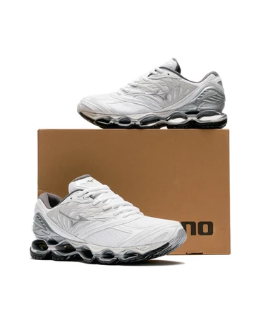 Der Mizuno Wave Prophecy LS White Silver D1GA333702 seitlich mit Karton auf weissem Hintergrund