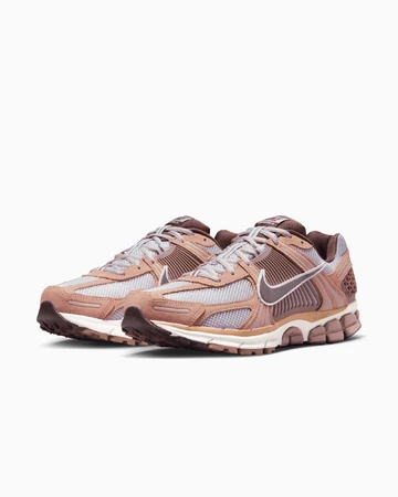 Der Nike Zoom Vomero 5 Dusted Clay von schräg außen