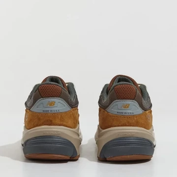 Carhartt WIP New Balance 990v6 Fersen von Hinten