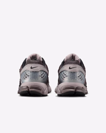Nike Zoom Vomero 5 College Grey von hinten