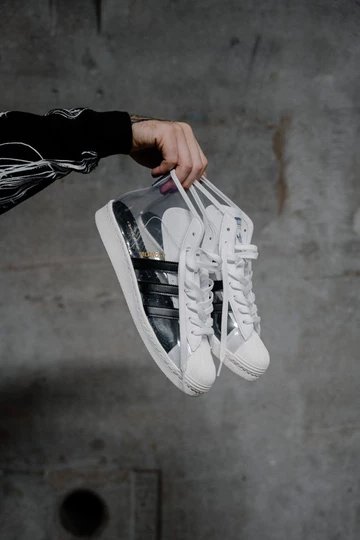 adidas Blondey Pro Model ADV Christopher hält den Schuh in der Hand seitlich