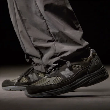 Stone Island New Balance 991v2 Dark Grey On Feet Detail Außenseite