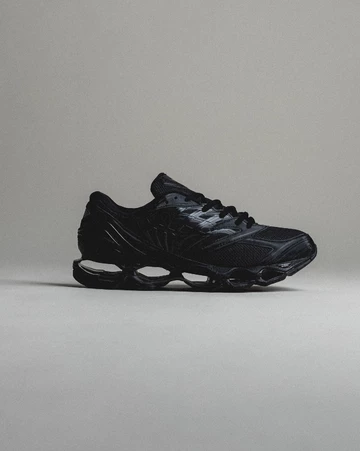 Fotoshooting von Asphaltgold mit dem Mizuno Wave Prophecy LS Black