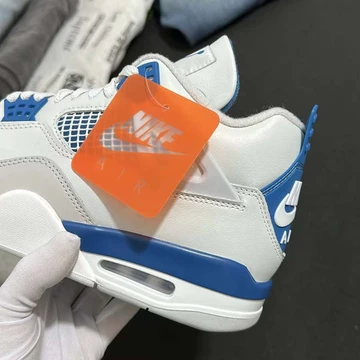 Jeman hält den Jordan 4 Military Blue in der Hand