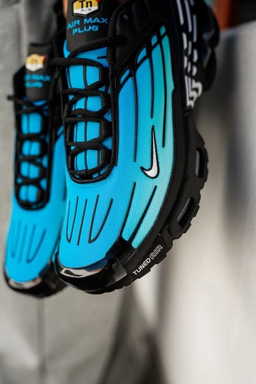 Air Max Plus 3 Laser Blue in der Hand