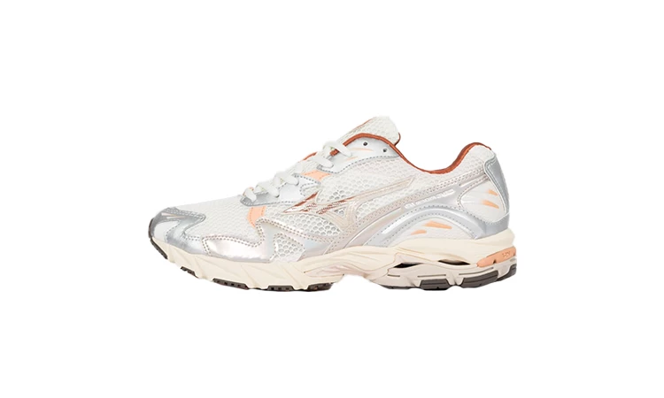 Mizuno Wave Rider 10 White Peach auf weißem Hintergrund