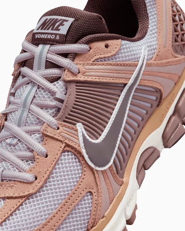 Details des Nike Zoom Vomero 5 Dusted Clay