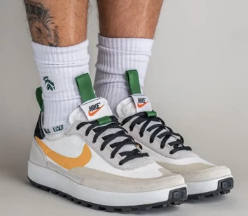 Tom Sachs NikeCraft GPS White Green Gold On Feet seitlich von Vorne