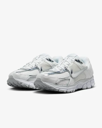Nike Zoom Vomero 5 Chrome Toe Paar schräg seitlich