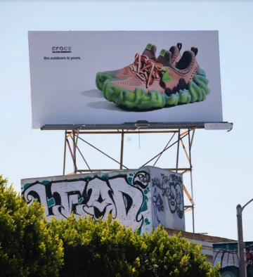 Salehe Bembury Crocs Pollex Juniper Guava auf Werbeplakat