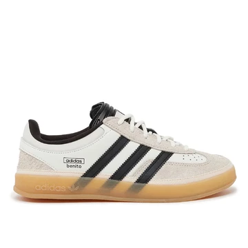 Die Bad Bunny adidas Gazelle Indoor White von außen