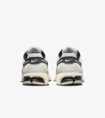 Nike Zoom Vomero 5 Light Bone Black von hinten