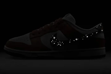 Dunk Low Starry Swoosh Orange bei Nacht