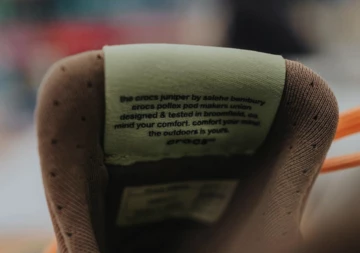 Salehe Bembury Crocs Pollex Juniper Guava Detail Zunge