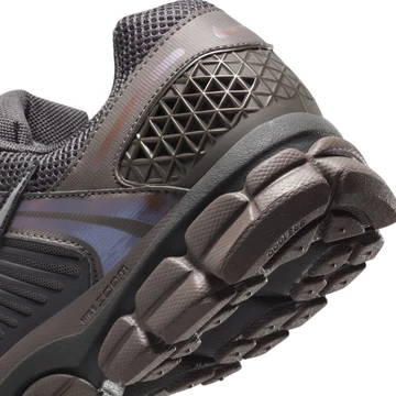 Nike Zoom Vomero 5 Cave Stone Ferse Details
