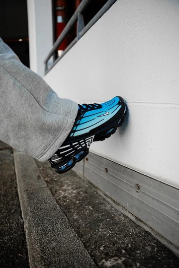 Air Max Plus 3 Laser Blue am Fuß