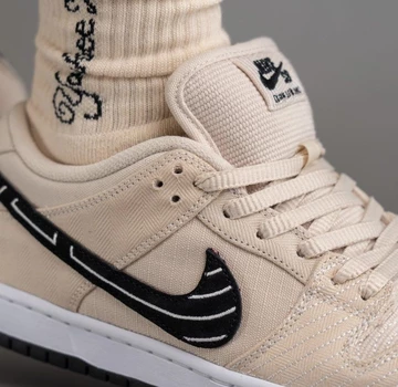 Albino & Preto Nike SB Dunk Low - on feet Swoosh
