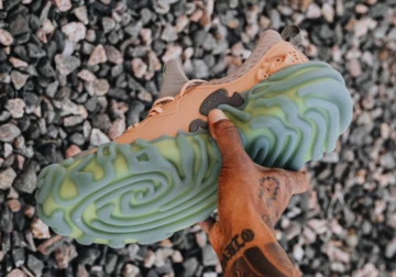 Salehe Bembury Crocs Pollex Juniper Guava Detail Sohle