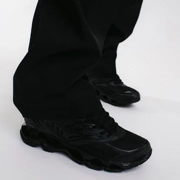 Fotoshooting mit dem Mizuno Wave Prophecy LS Black am Fuß