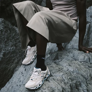 Fotoshooting mit dem Mizuno Wave Prophecy LS White Silver D1GA333702 auf Steinen am Fuß