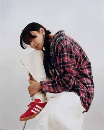 adidas Gazelle Indoor Red Scarlet Lookbook Bild von Sneakersnstuff 2