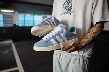 Campus 00s Baby Blue in der Hand vom Model