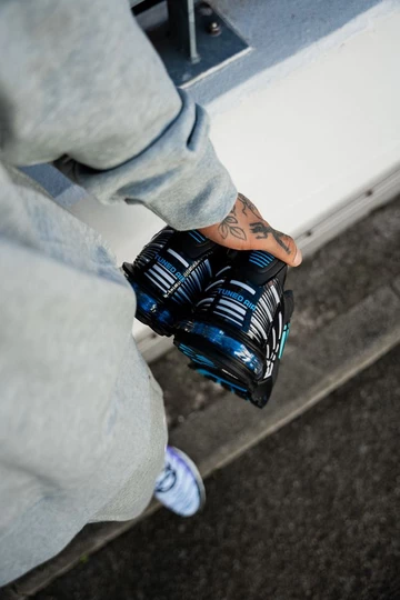 Air Max Plus 3 Laser Blue in der Hand