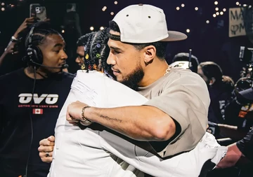 Nike Book Chapter 1 Drake und Devin Booker umarmen sich