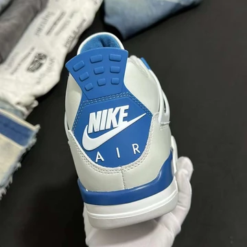 Jeman hält den Jordan 4 Military Blue in der Hand