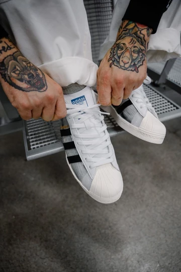 adidas Blondey Pro Model ADV Christopher hat den Schuh am Fuß